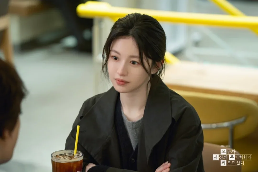 Rũ bỏ hào quang của một đại sứ thương hiệu, Go Yoon Jung mang đến một Byun Eun Ah nguyên bản, mộc mạc và đầy chiều sâu tâm lý trong dự án mới.