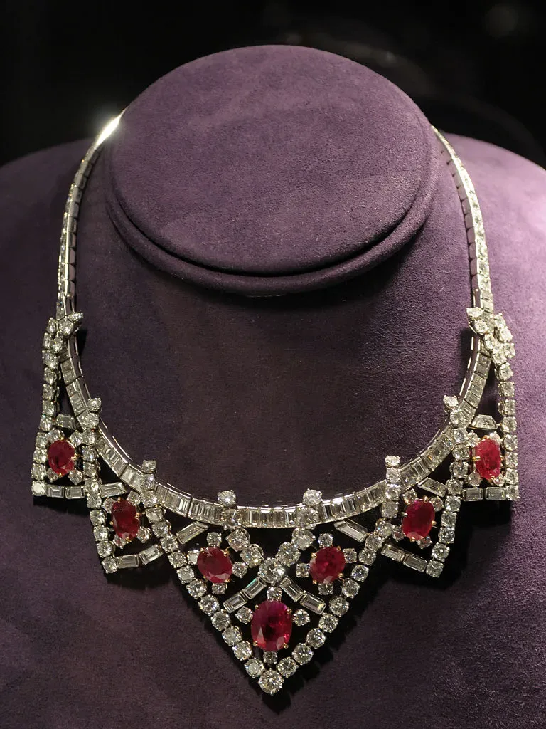 Vòng cổ ruby Elizabeth Taylor