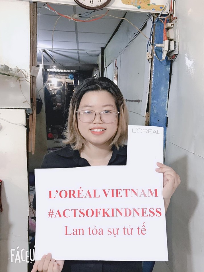 L'Oréal-Cô gái cầm bảng khẩu hiệu (2). L'Oréal-Cô gái cầm bảng khẩu hiệu (2).