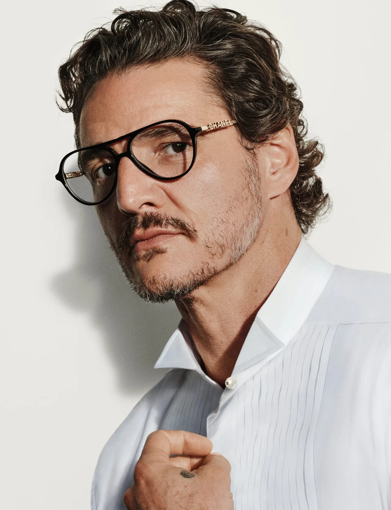Pedro Pascal lăng xê những mẫu kính mát tích hợp họa tiết chần quả trám biểu tượng của nhà mốt cùng dòng kính cận phi công mạnh mẽ.