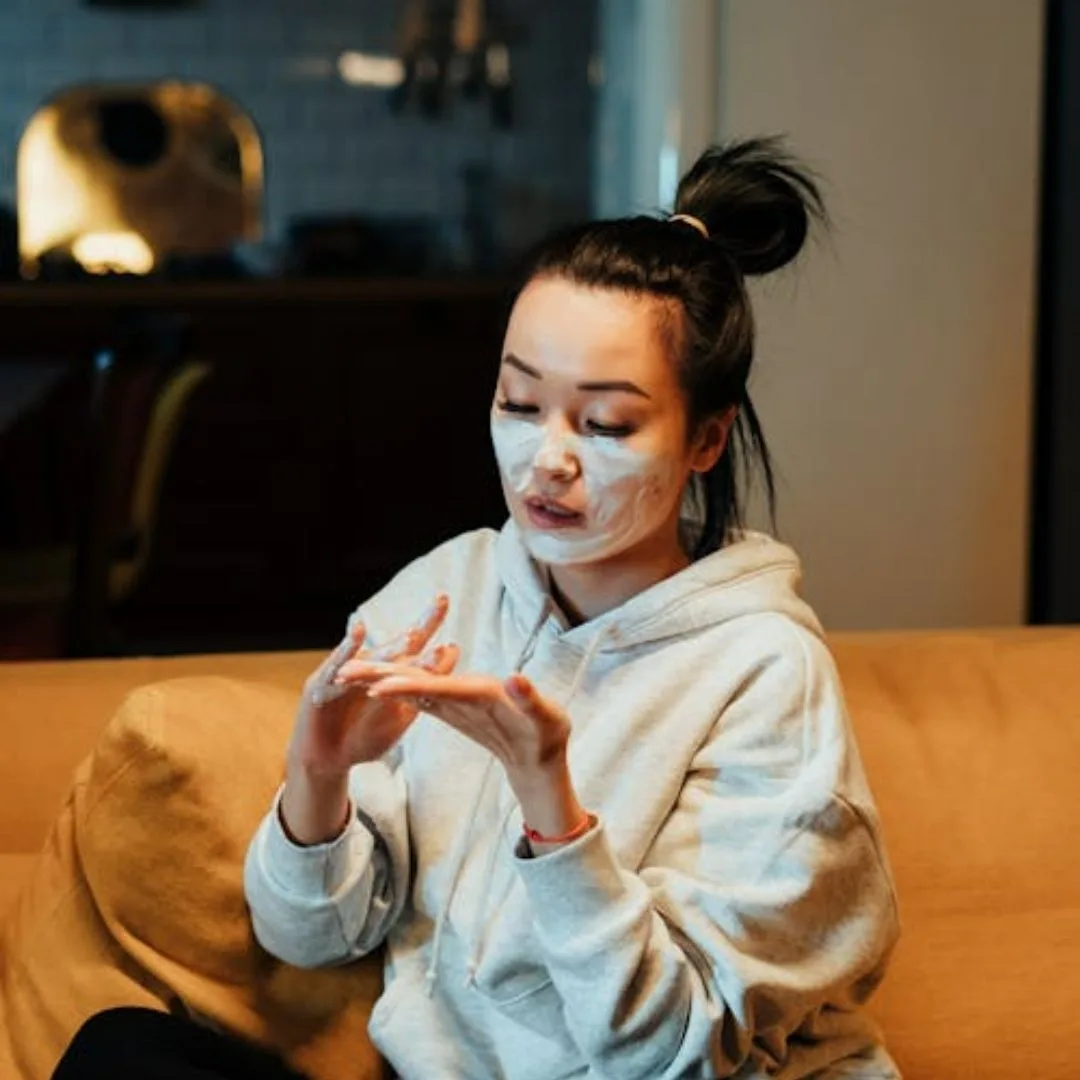 Cô gái đang sử dụng kem chống nắng tại nhà