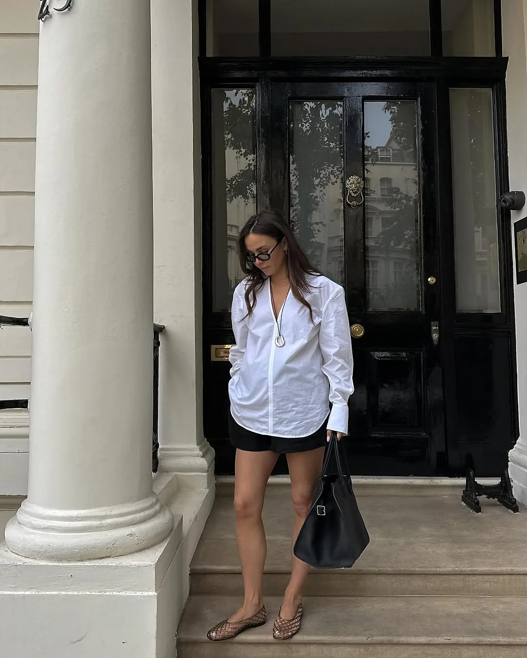 Outfit thường ngày tối giản ứng dụng giày nhựa dẻo.