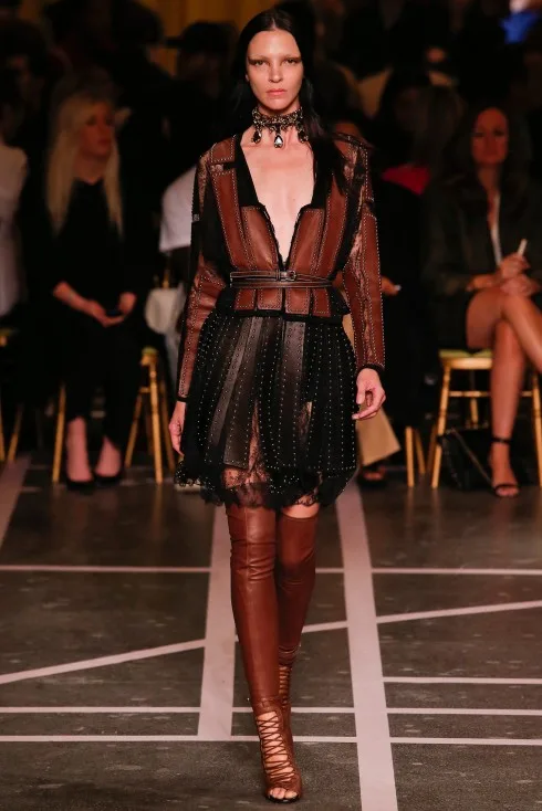 Mariacarla Boscono trên sàn diễn thờ i trang Xuân Hè 2015 của Givenchy Mariacarla Boscono trên sàn diễn thờ i trang Xuân Hè 2015 của Givenchy