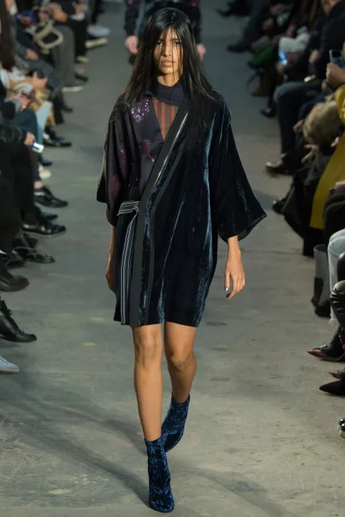 Mẫu áo kimono cách điệu với nhung ánh xanh từ 3.1 Philip lim
