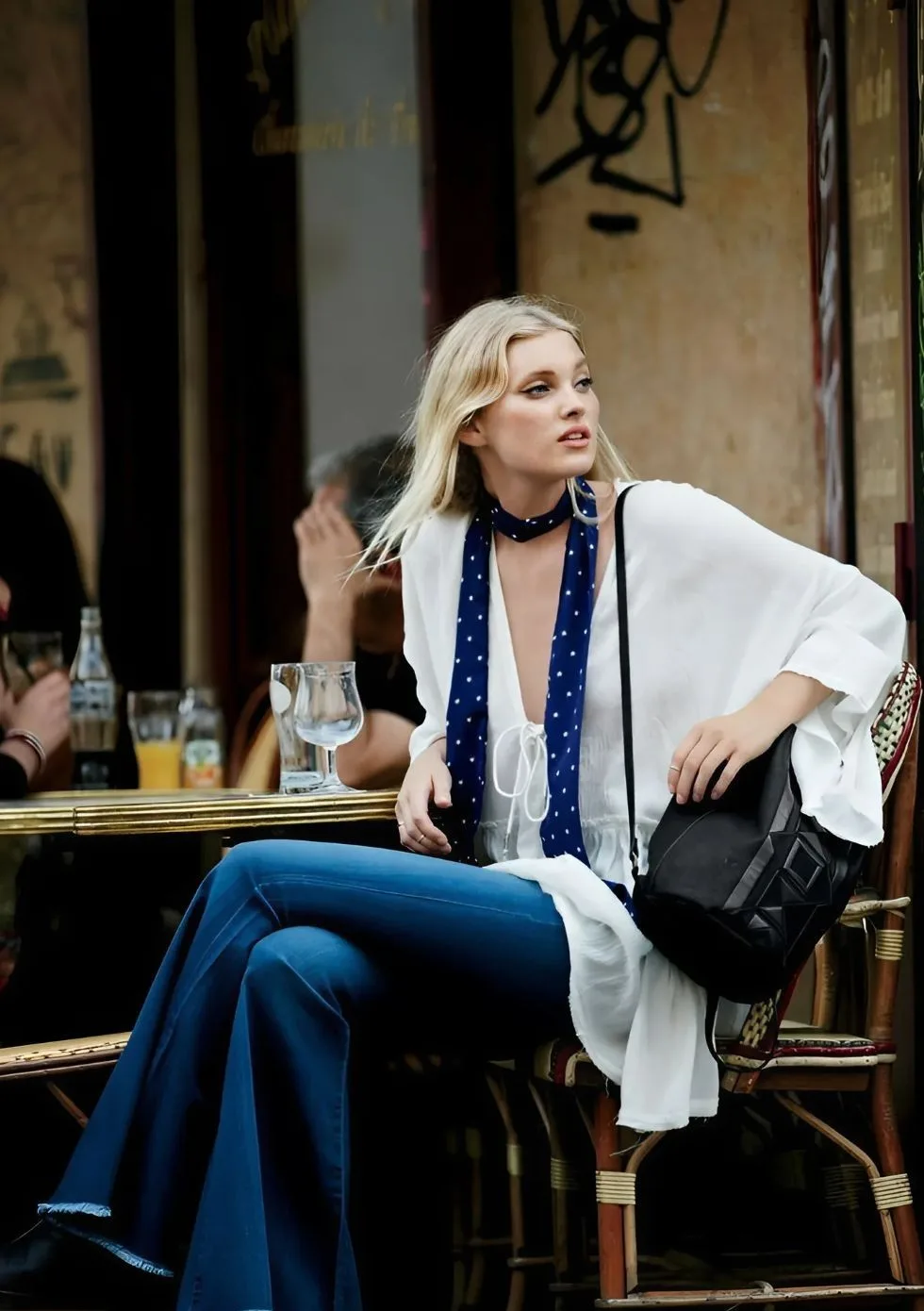 áo sơ mi voan và quần jeans
