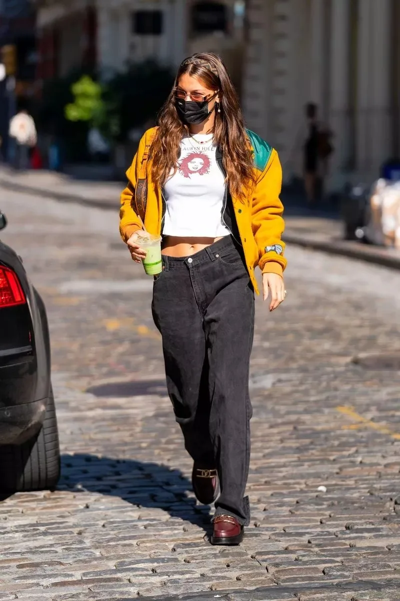 bella hadid mặc áo varsity vintage