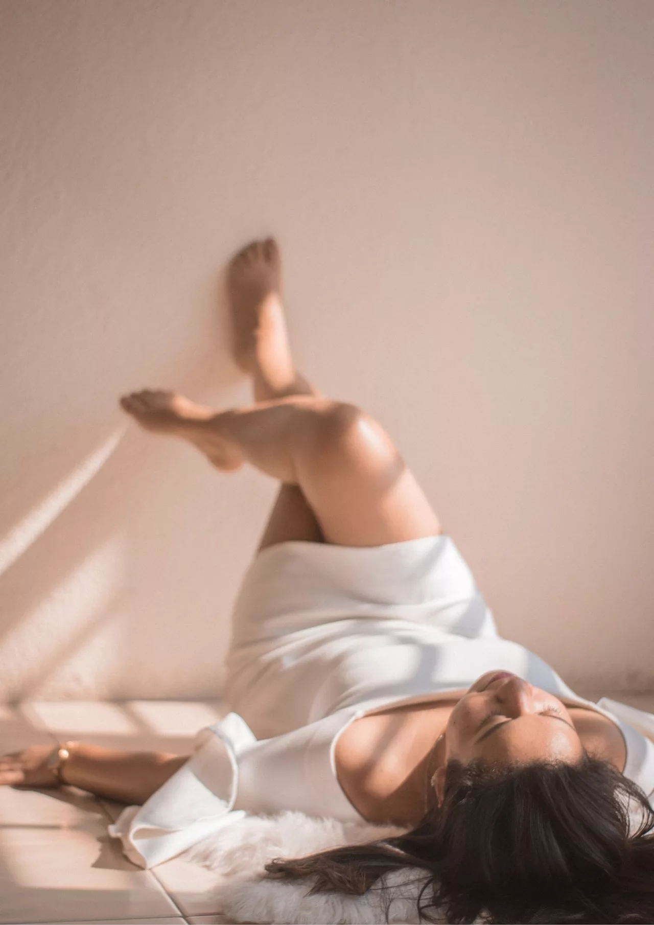 Triệt lông-Cô gái đang nằm dưới đất. Triệt lông-Cô gái đang nằm dưới đất.