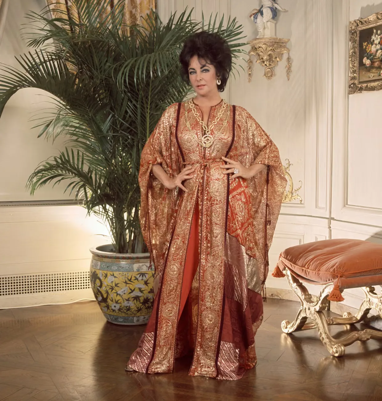Elizabeth trong thiết kế của Thea Porter