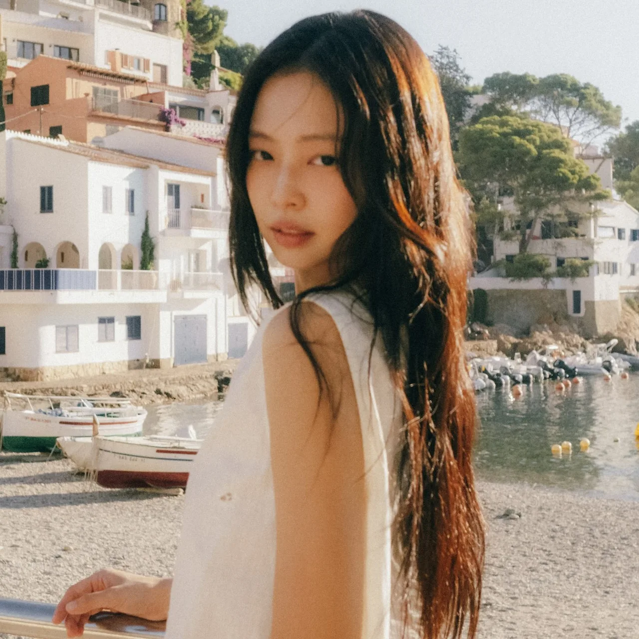 thời trang của jennie trong mv less than a lover 24