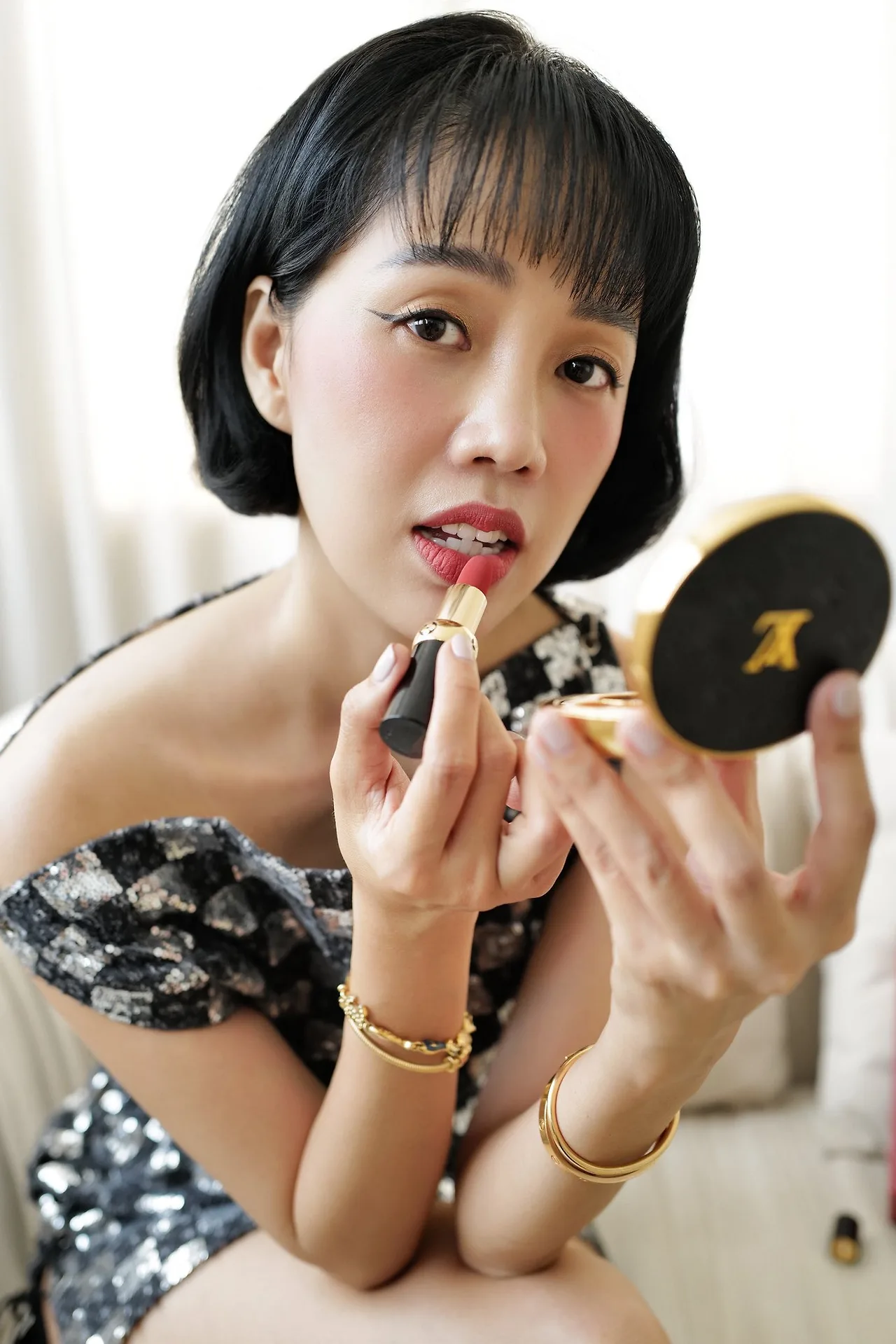 Nicky Khánh Ngọc cùng son Louis Vuitton Rose Odyssée