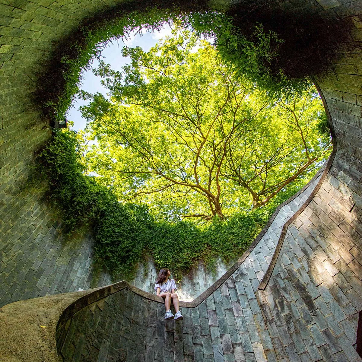 Cô gái chụp hình tại Cổng trời thuộc công viên Fort Canning ở Singapore