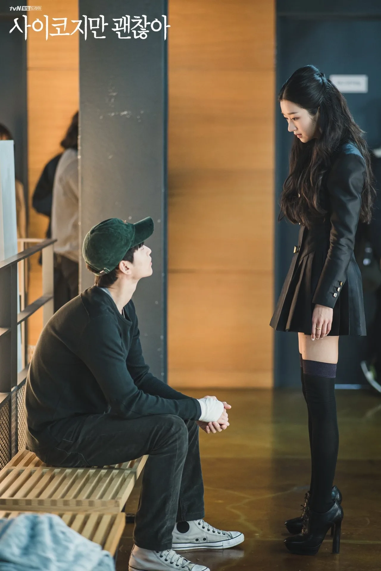 Seo Ye Ji mặc đầm đen ngắn, đeo tất đen, mang giày cao gót đen trong phim điên thì có sao