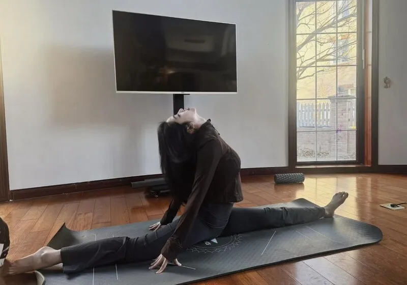 Hướng Hàm Chi - nữ chính phim Định Phong Ba tập yoga để giữ dáng