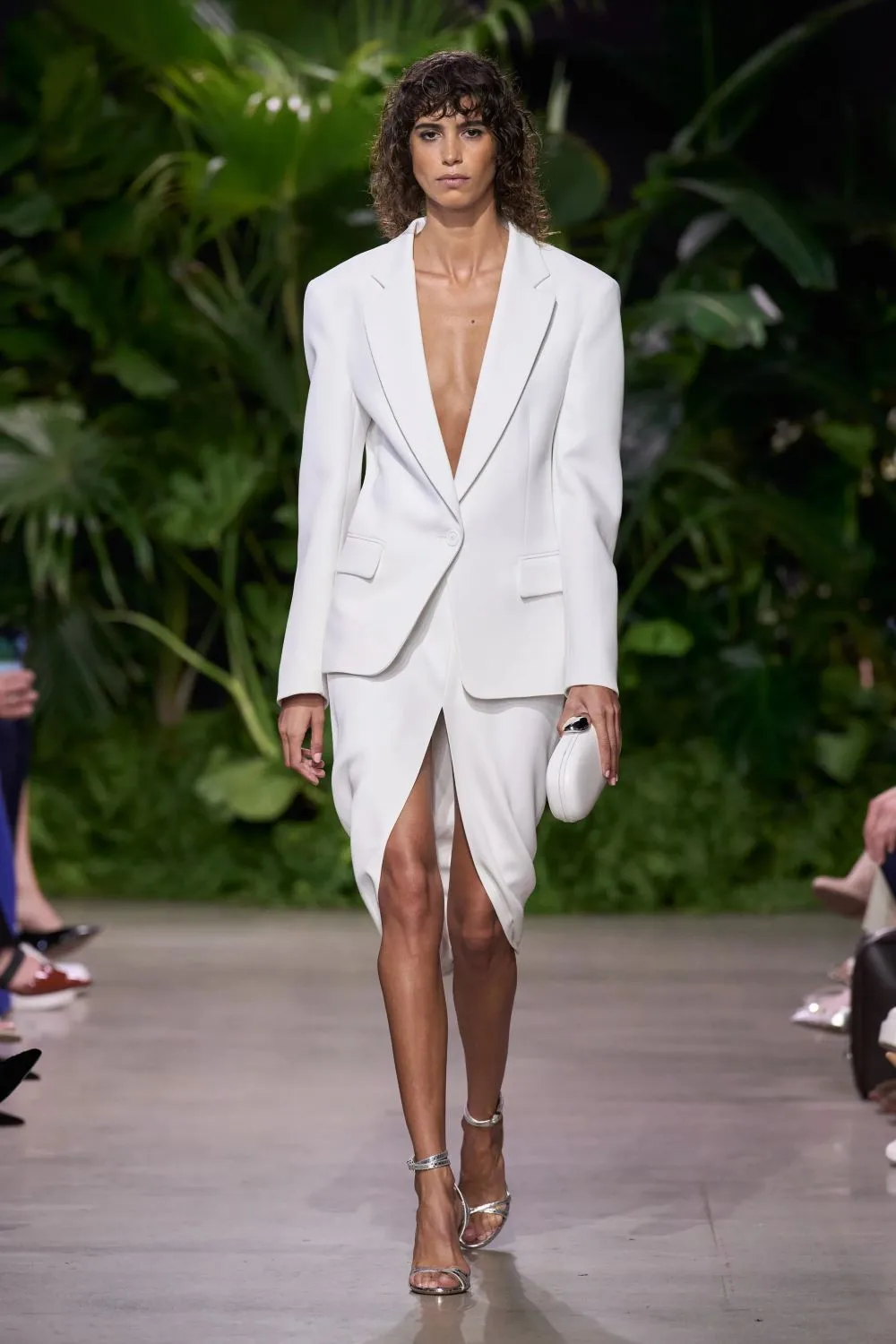 Michael Kors xuân hè 2023 look 01