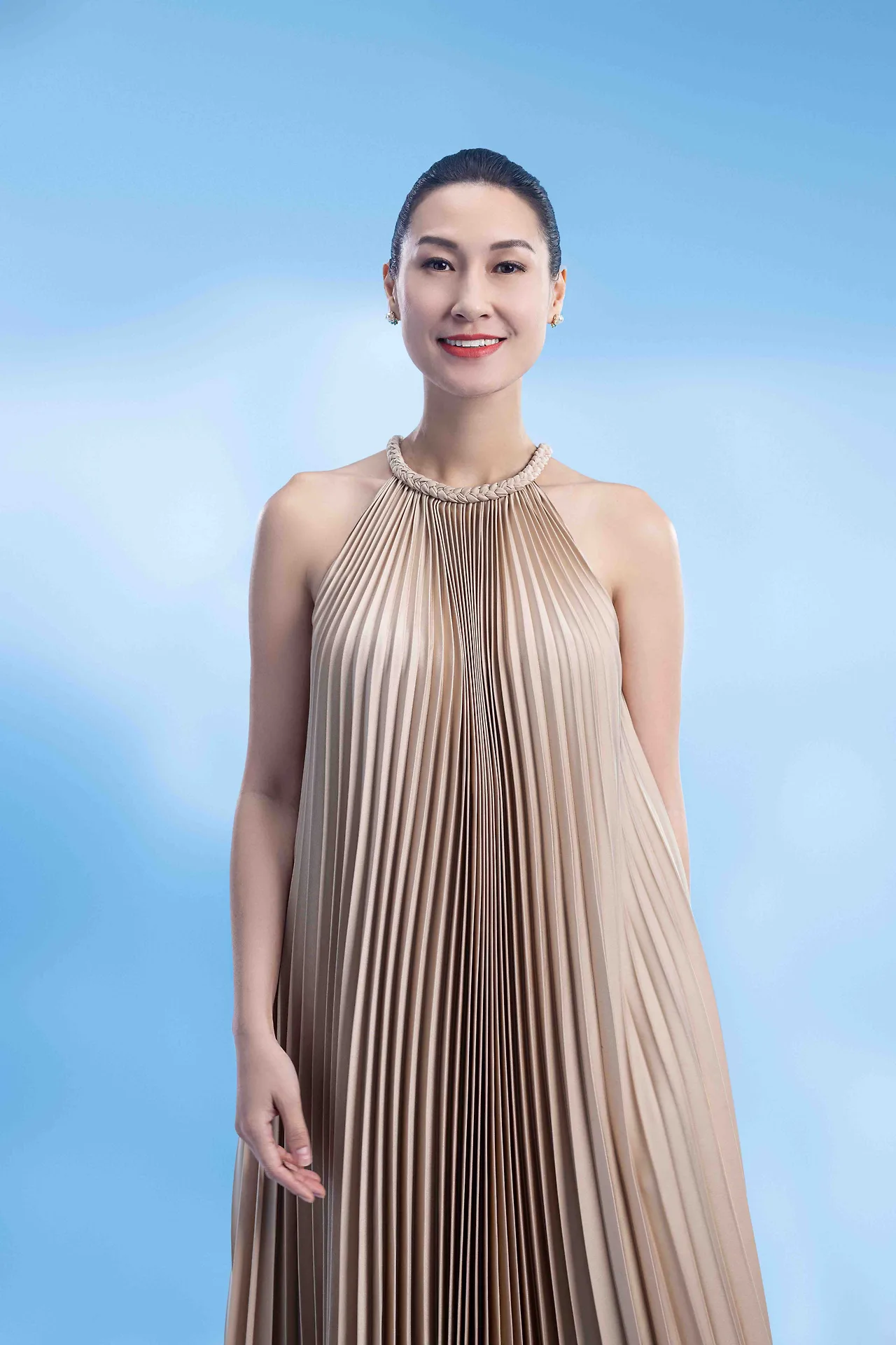 kathy uyên mặc váy sọc