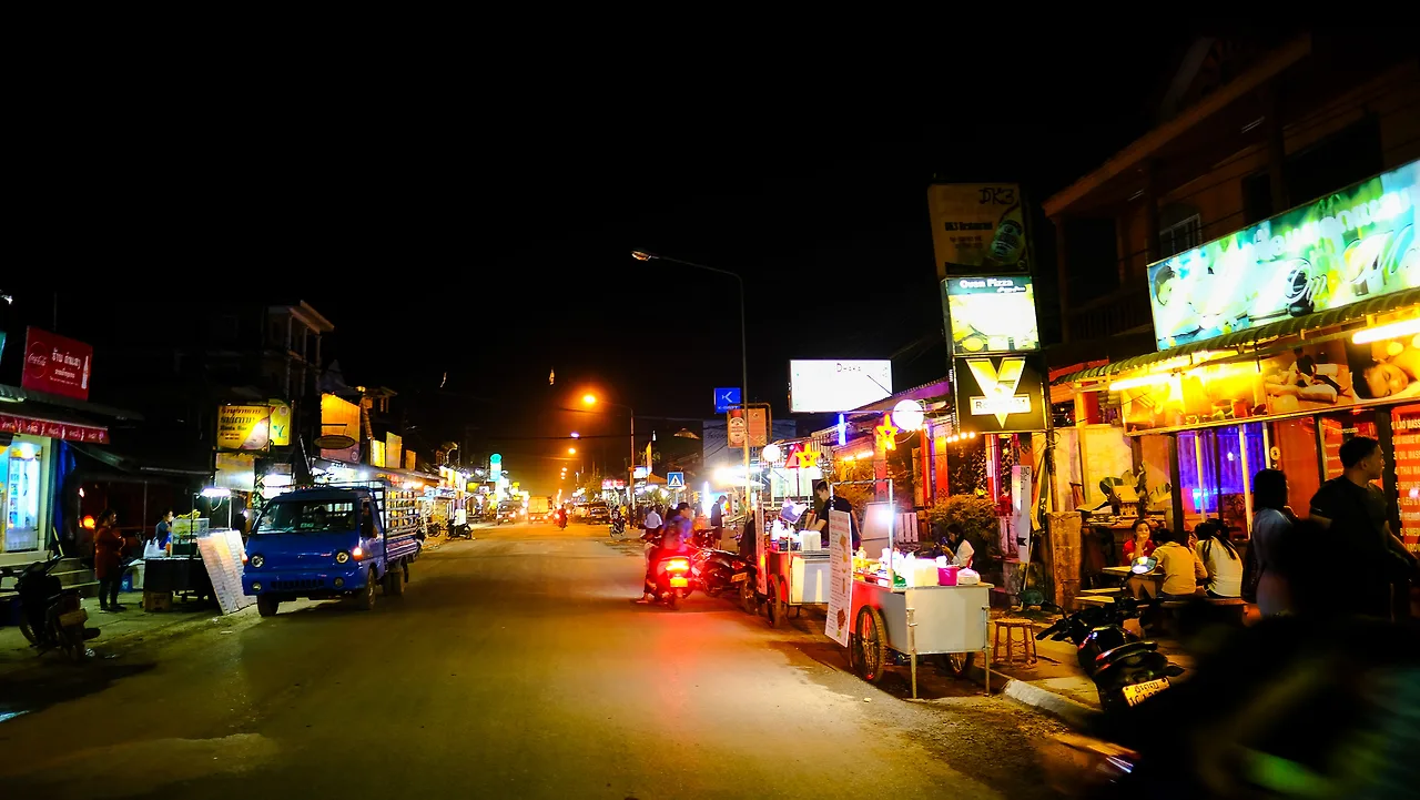 khung canh chợ đêm ở vang viêng lào