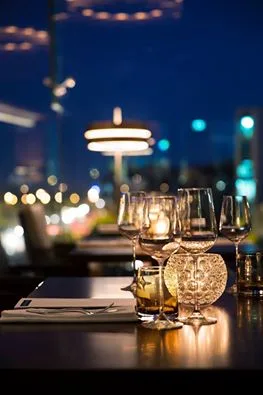 Chọn một không gian sang trọng với những món ăn ngon để dành tặng Cha.