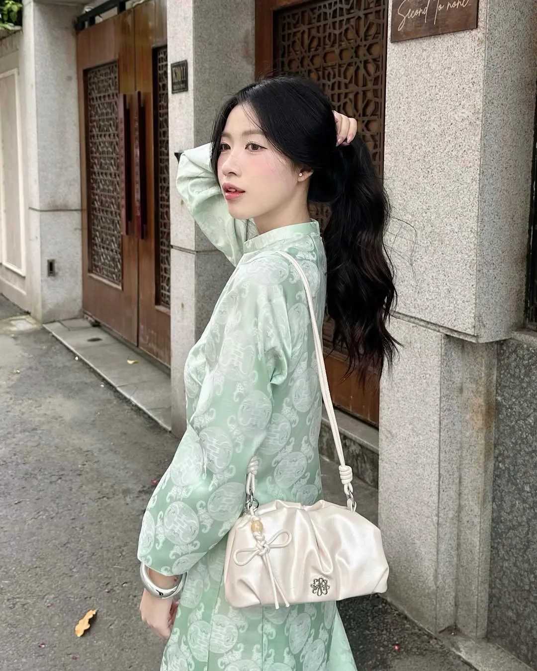 Chiếc charm hình nút thắt đồng tâm mang lại hơi thở truyền thống cho diện mạo du xuân.