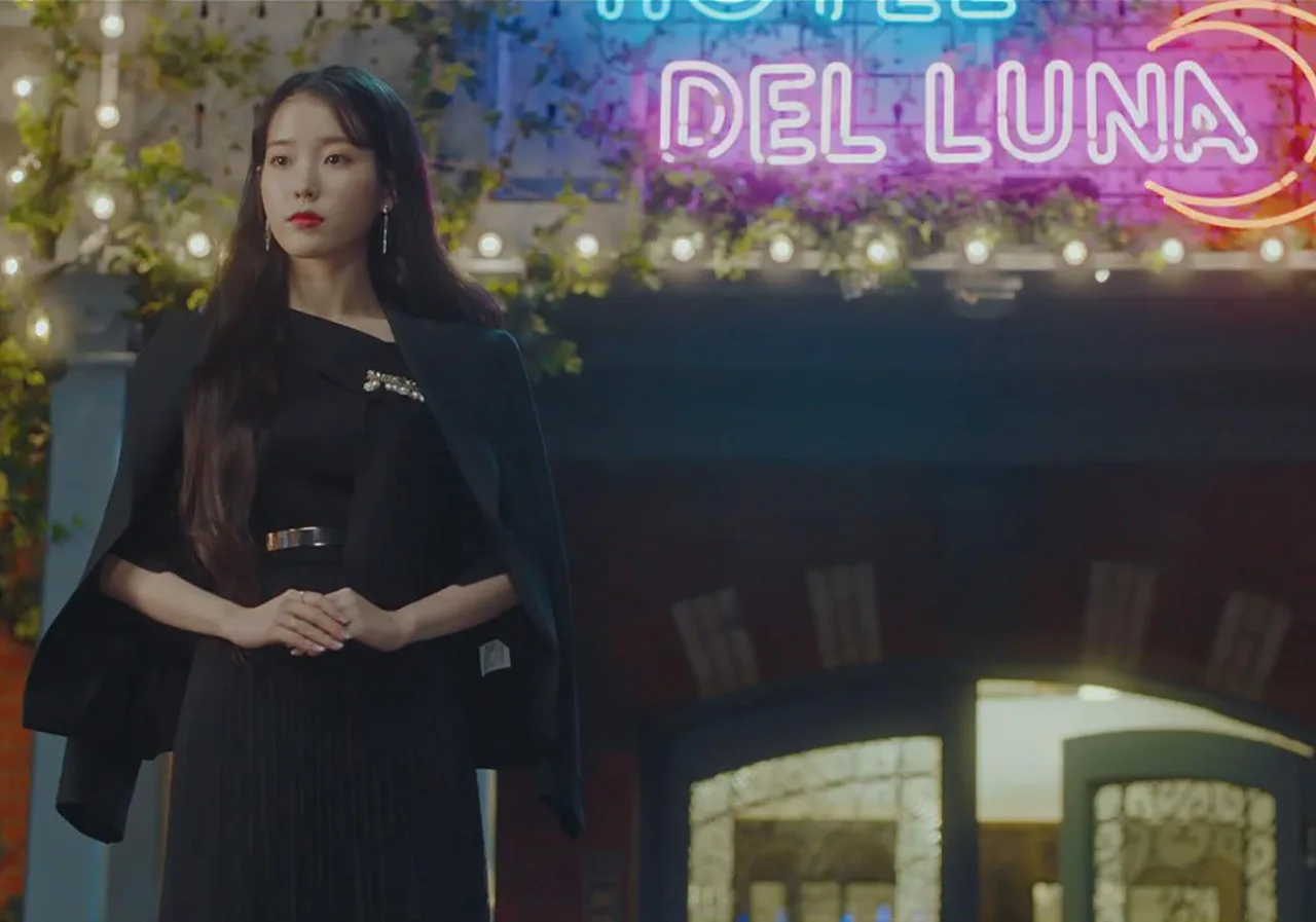 iu chân váy đen blazer đen hotel del luna