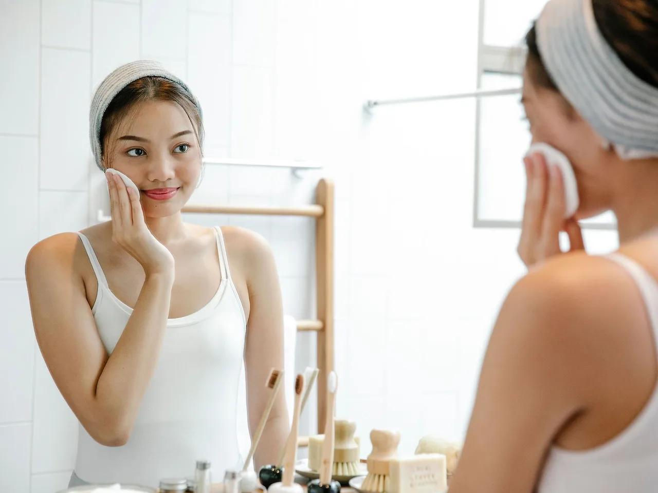Tẩy trang là bước đầu tiên và quan trọng trong chu trình skincare của da dầu mụn