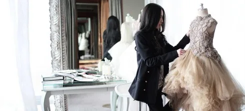 Winnie bên một thiết kế của mình.