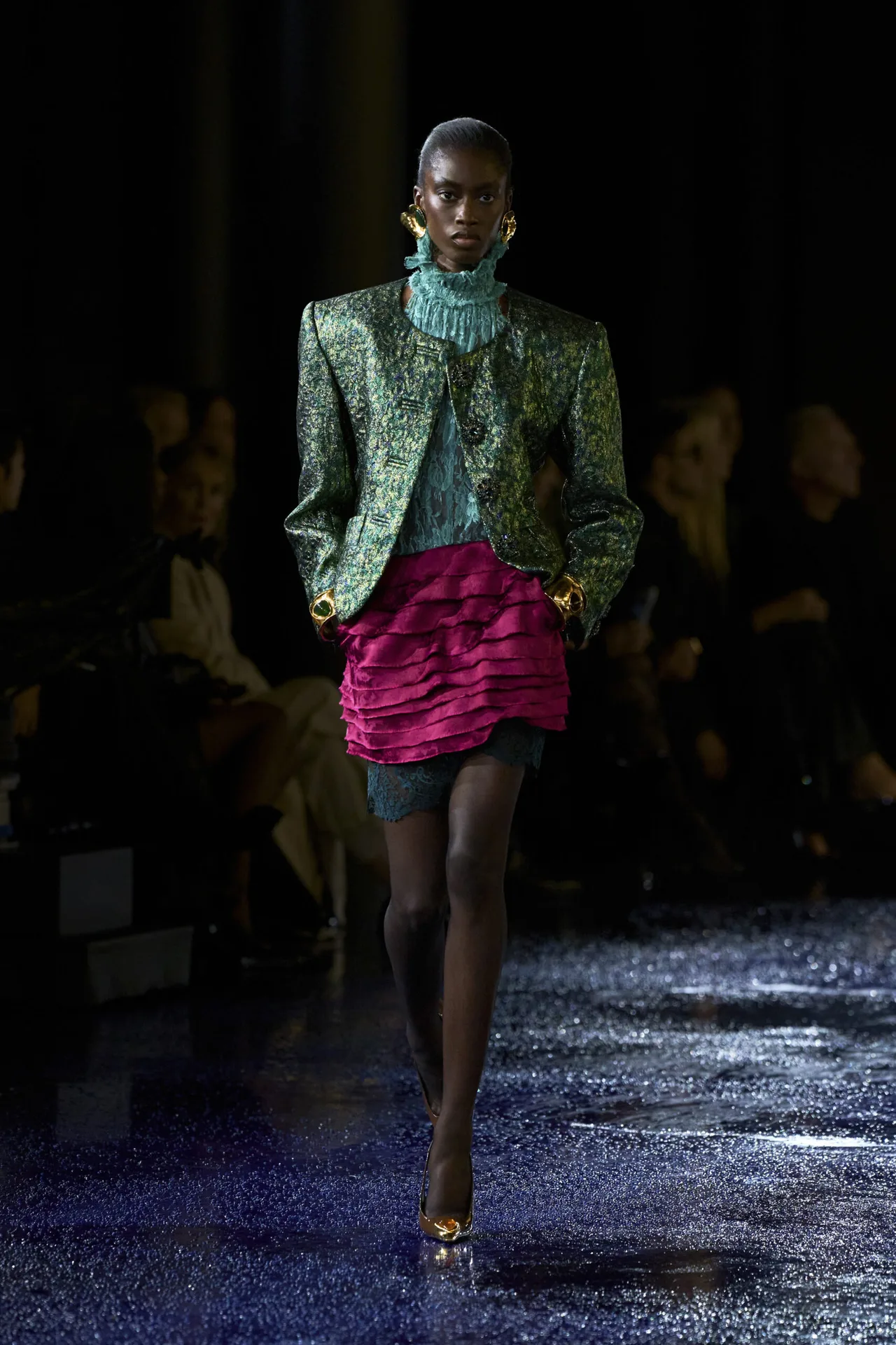 chân váy hồng Saint Laurent