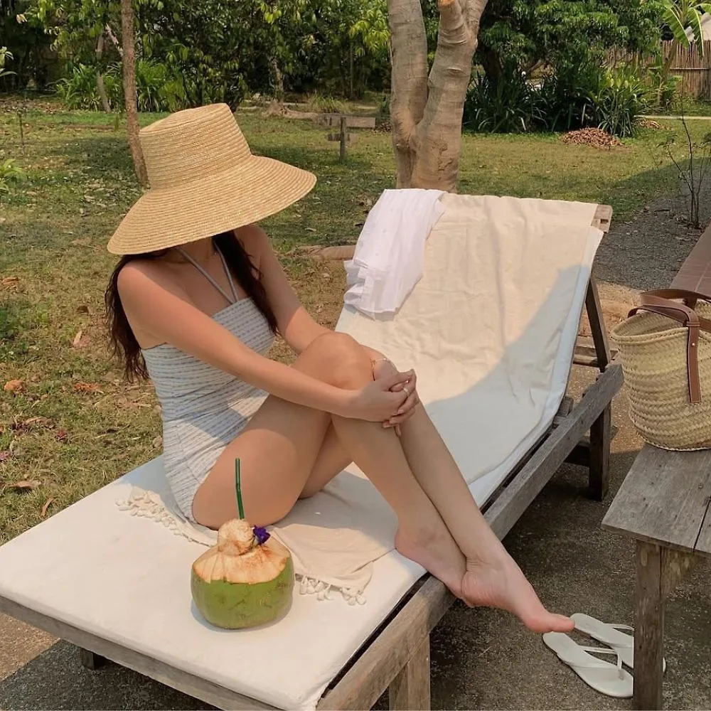 Cô gái mặc bikini