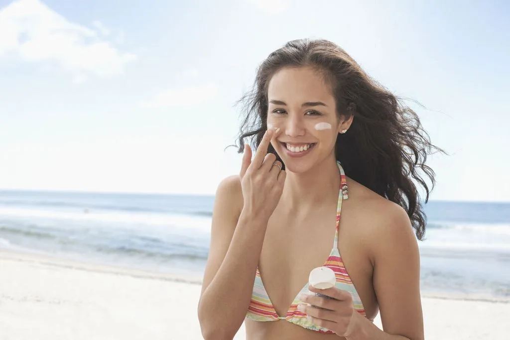 Ngoài việc dùng kem chống nắng, bạn có thể sử dụng các dòng mỹ phẩm chứa SPF khi trang điểm để bảo vệ làn da tuyệt đối. Ảnh: Gettyimages. kem chống nắng trang điểm