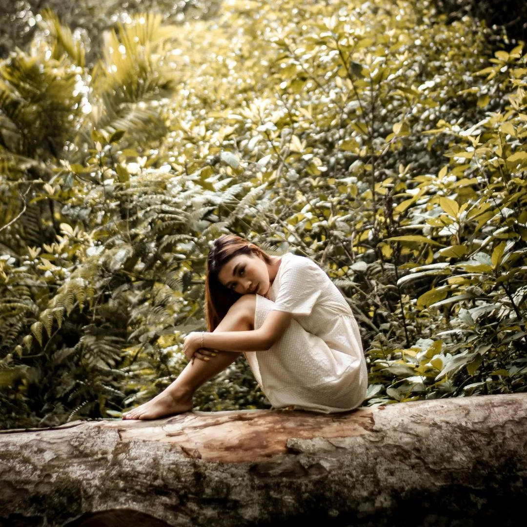 cô gái ngồi trên thân cây tử vi ngày 30/4/2026