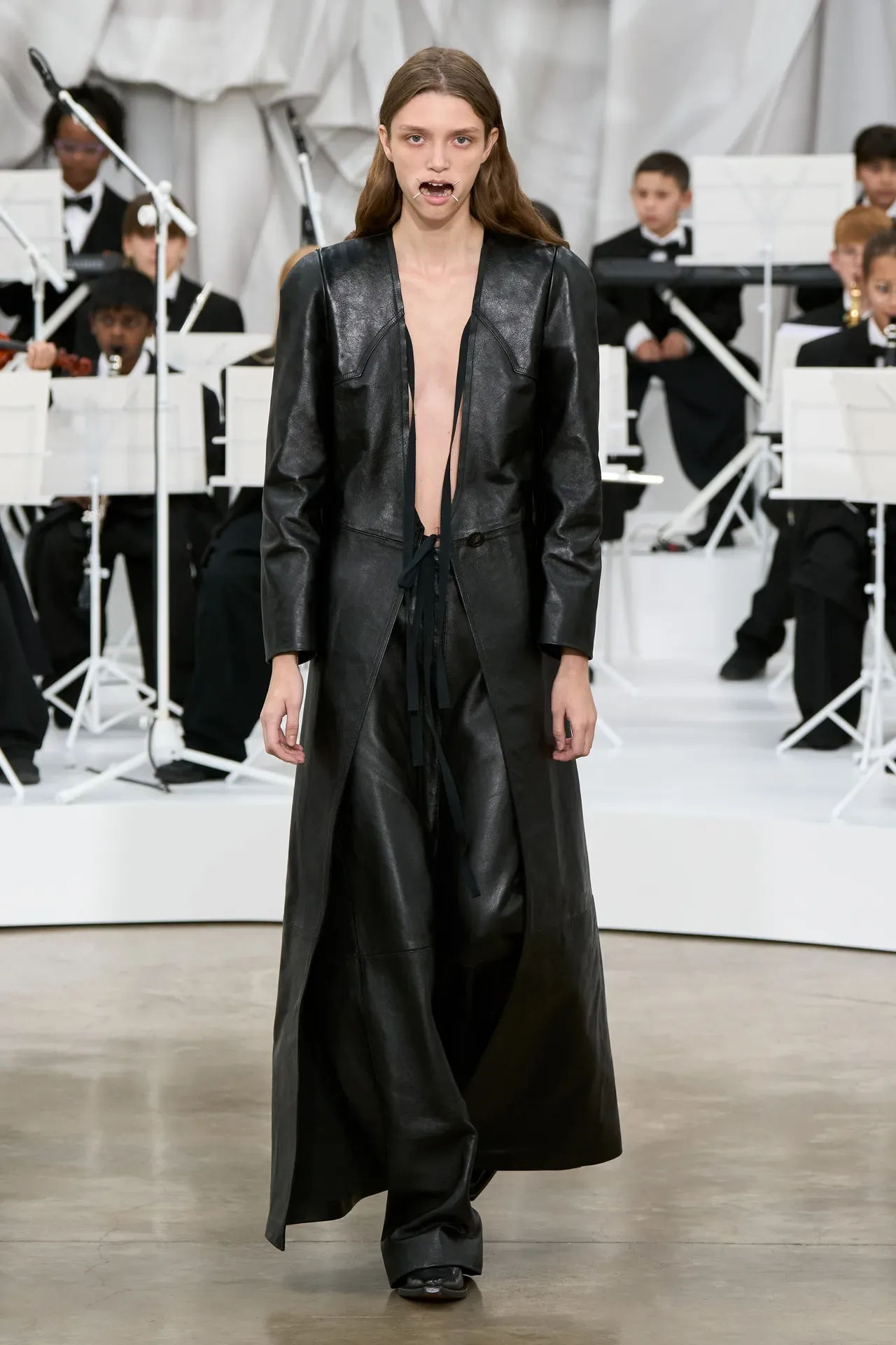 Glenn Martens mang đến một Margiela giàu tính nghệ thuật, nơi thời trang trở thành không gian cho những thử nghiệm về hình thức và vật liệu.