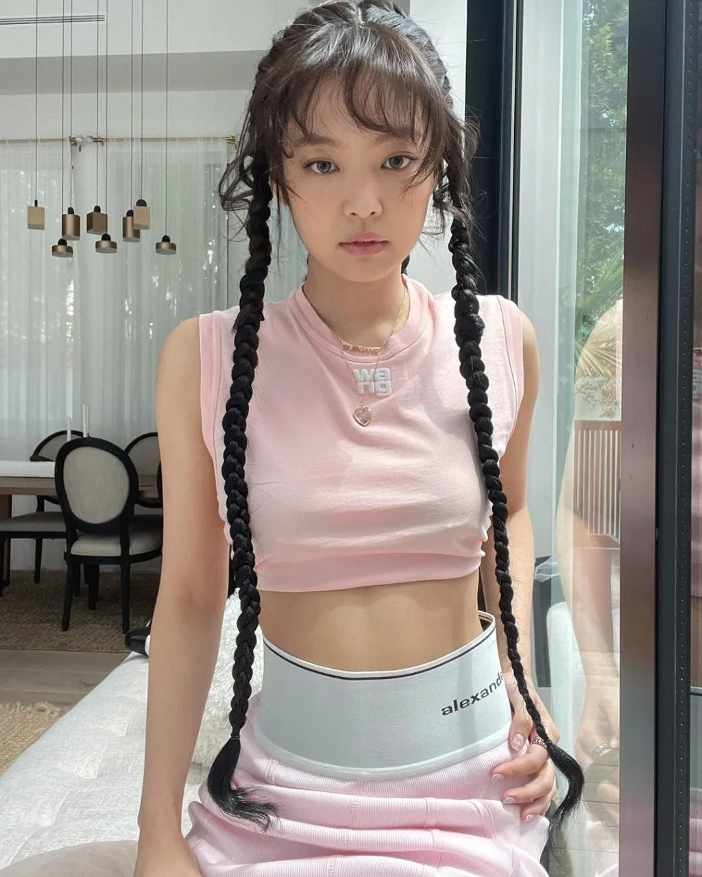 Jennie với tóc tết từ đỉnh đầu. Jennie với tóc tết từ đỉnh đầu.