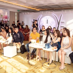 Workshop Dior về tế bào gốc – Lãng mạn hóa khoa học bằng hoa