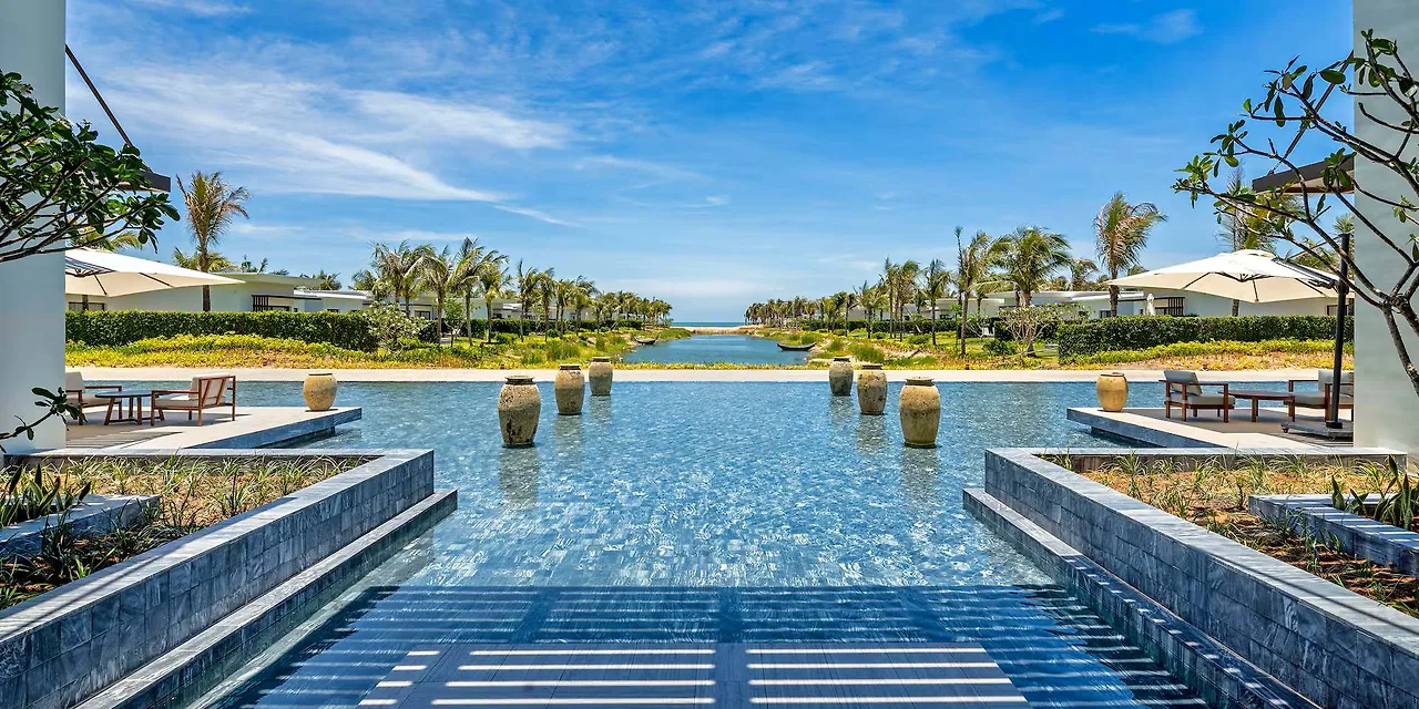 Hồ bơi giúp bạn tận hưởng kỳ nghỉ Hè sảng khoái tại Meliá Hồ Tràm Beach Resort