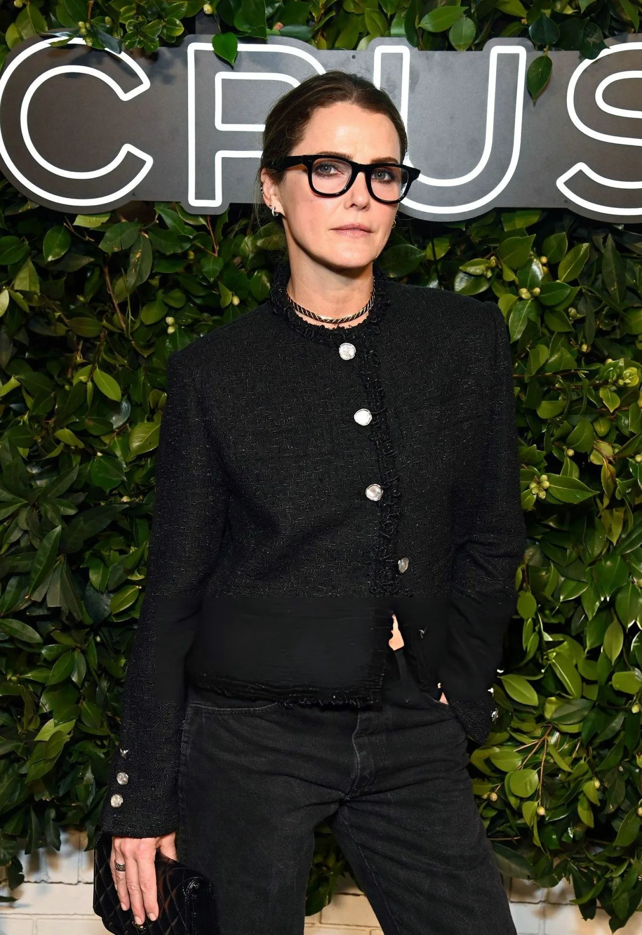 Keri Russell toát lên vẻ trí thức đầy sang trọng khi kết hợp áo khoác dạ đen cùng kính gọng dày, không quên hoàn thiện vẻ ngoài bằng chiếc vòng cổ dạng xích và những món trang sức Coco Crush tinh tế.