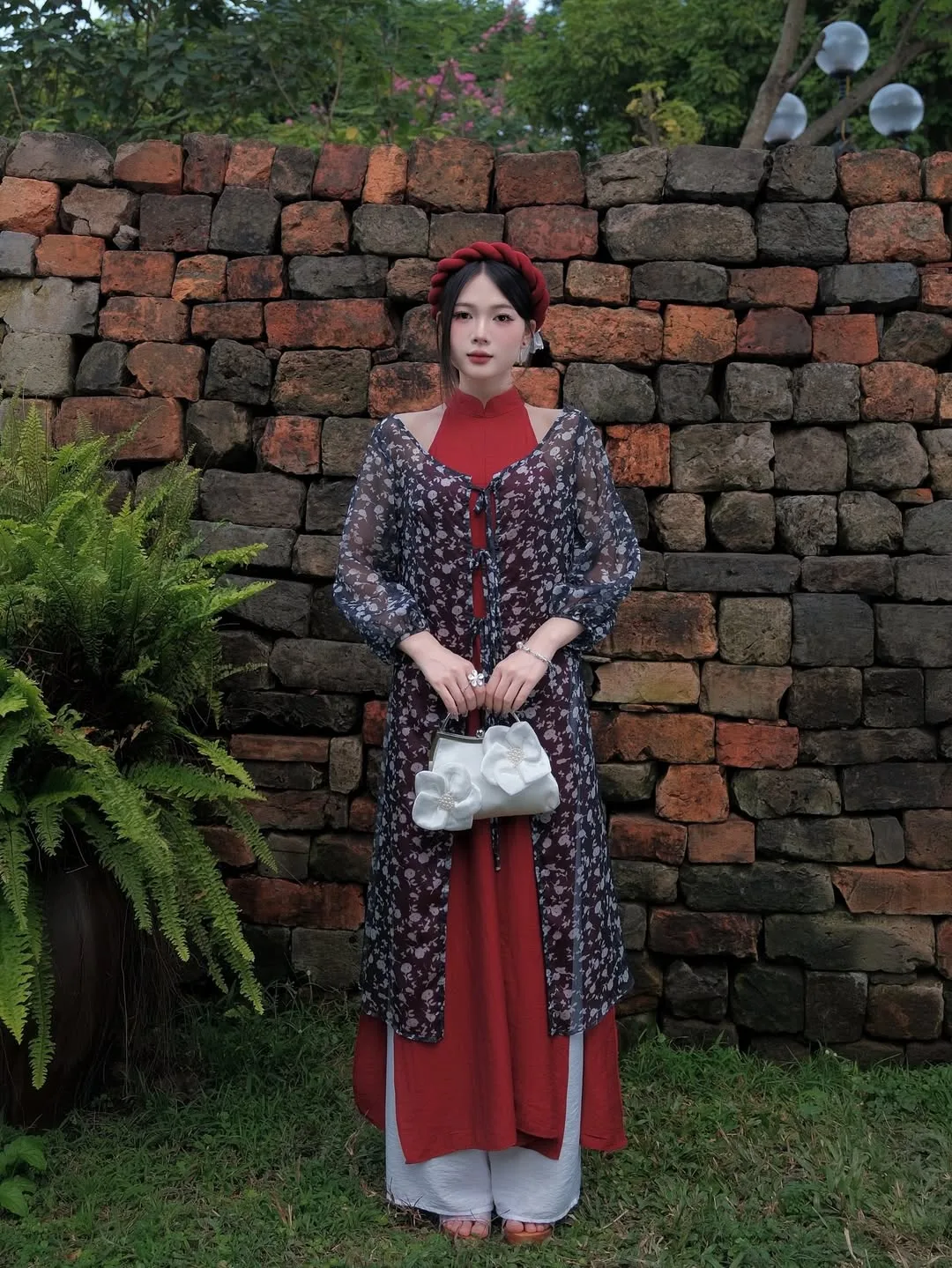 Tổng thể trang phục du xuân hoàn hảo với chiếc mấn làm điểm nhấn cao nhất