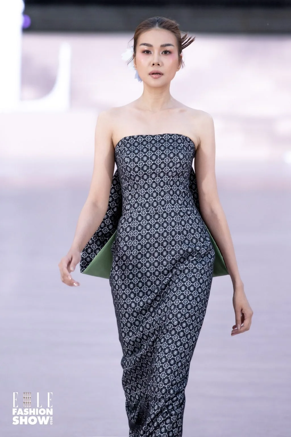 Siêu mẫu Thanh Hằng với lớp nền căng bóng. Siêu mẫu Thanh Hằng với lớp nền căng bóng.