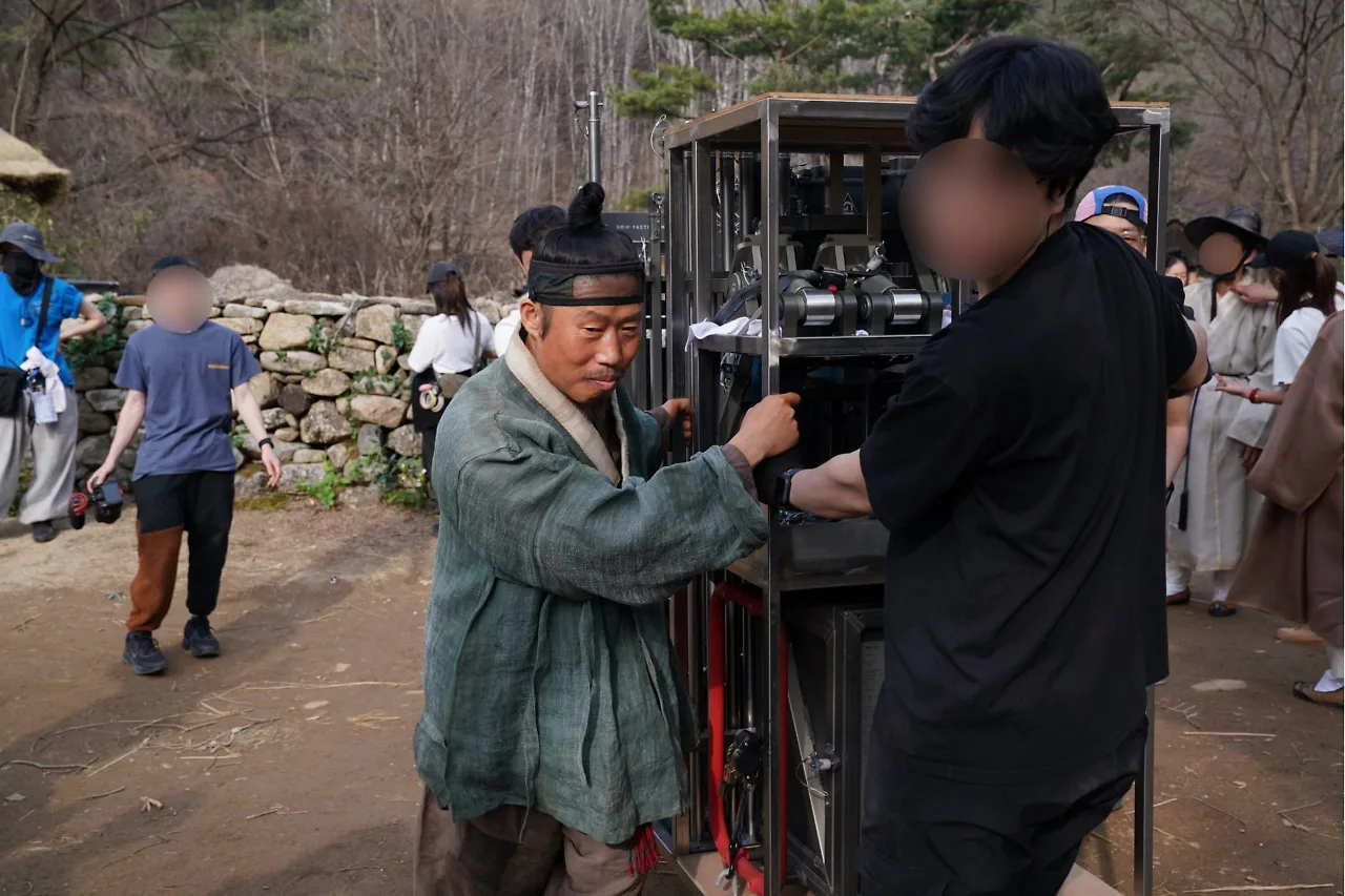 Yoo Hai Jin với vai diễn người phụng sự quân vương trung thành trong phim Dưới Bóng Điện Hạ.