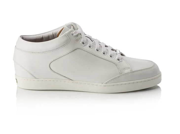 Đôi sneaker màu trắng được Dakota yêu thích