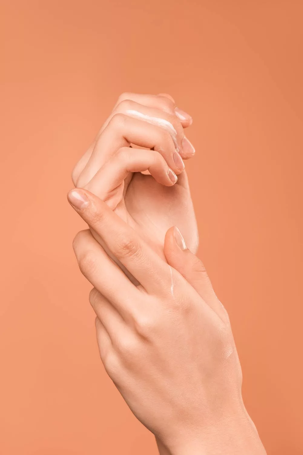 Thử mỹ phẩm lên tay trước khi dùng để tránh gây ra những tình trạng không mong muốn cho da. Thử mỹ phẩm lên tay trước khi dùng để tránh gây ra những tình trạng không mong muốn cho da.