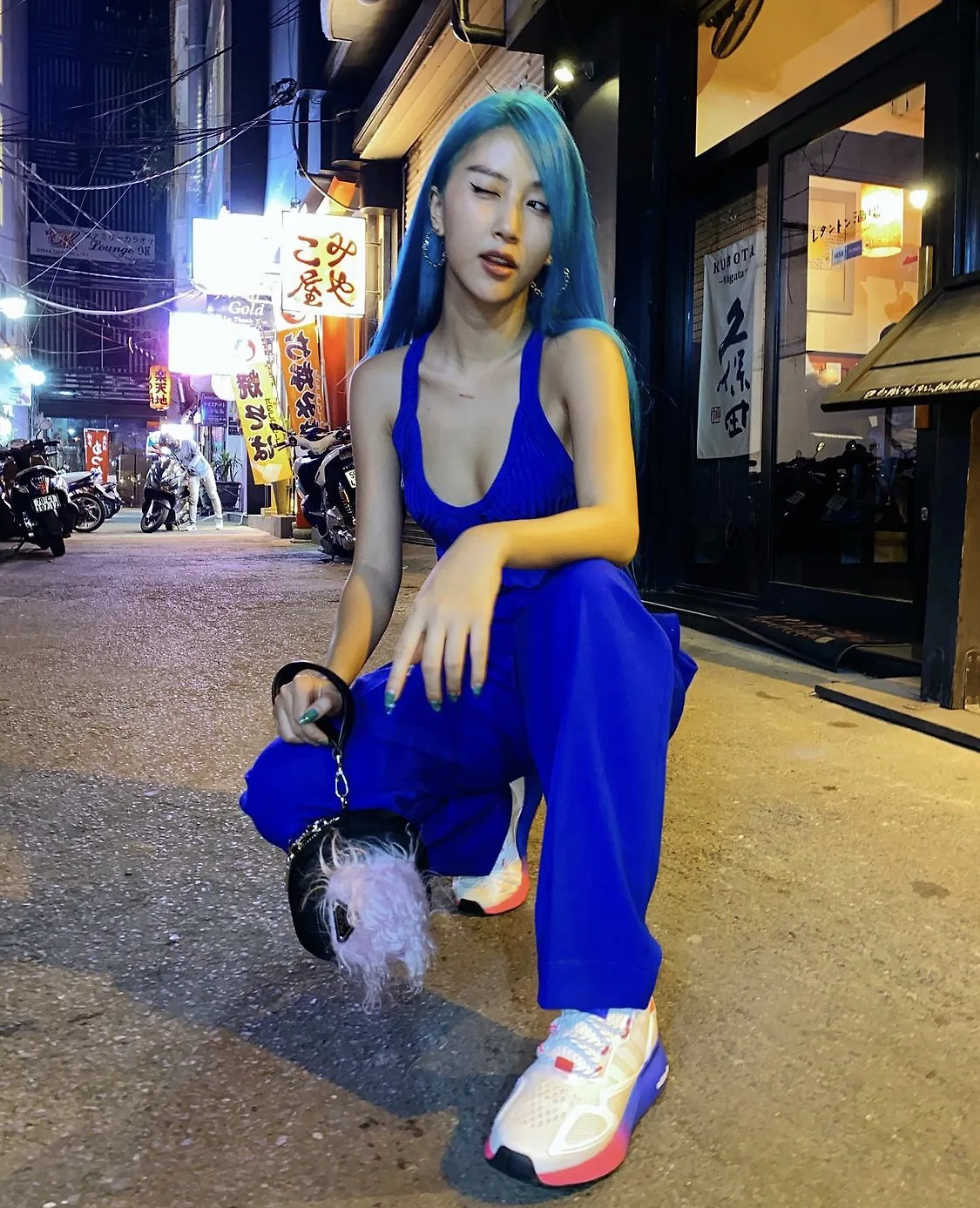 tóc xanh và trang phuc đồng màu