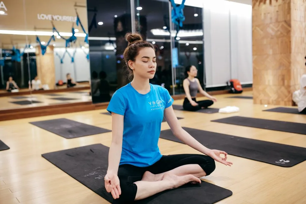 Hồ Ngọc Hà so tài cùng dàn sao trong thử thách Yoga #108challenge
