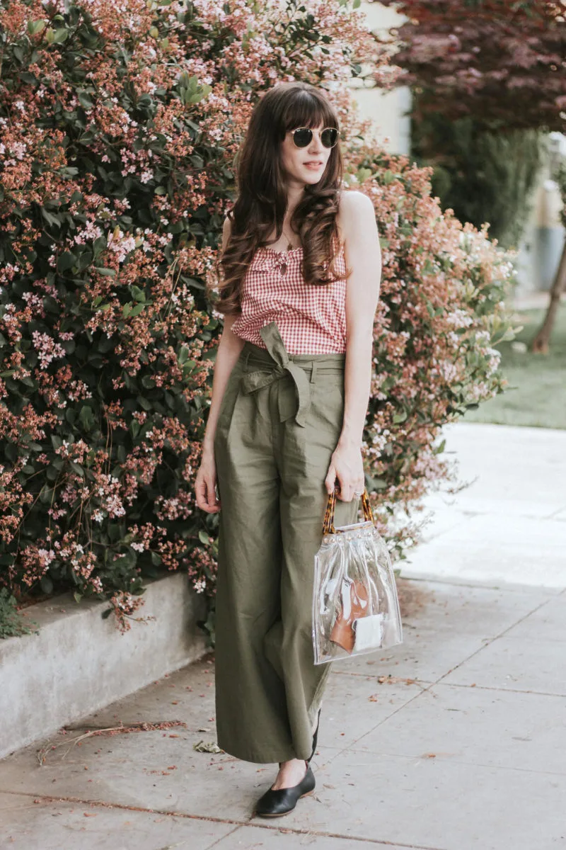 quần uniqlo xanh cạp cao phối cùng áo caro đỏ
