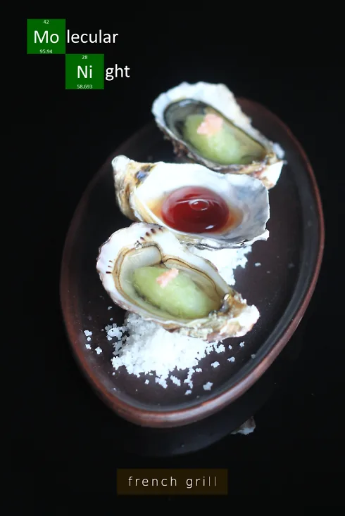 Hàu sống cùng salad dưa chuột và gừng muối. Lần này, cocktail đã được phủ một lớp màng mỏng đặt lên vỏ hàu, được xúc bằng thìa. Món cocktail sẽ tan ngay khi đưa vào miệng.