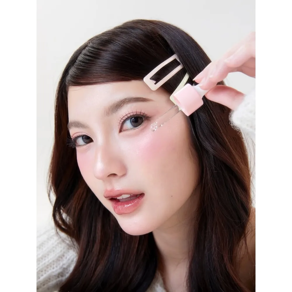 Cô gái tạo dáng với ống serum.