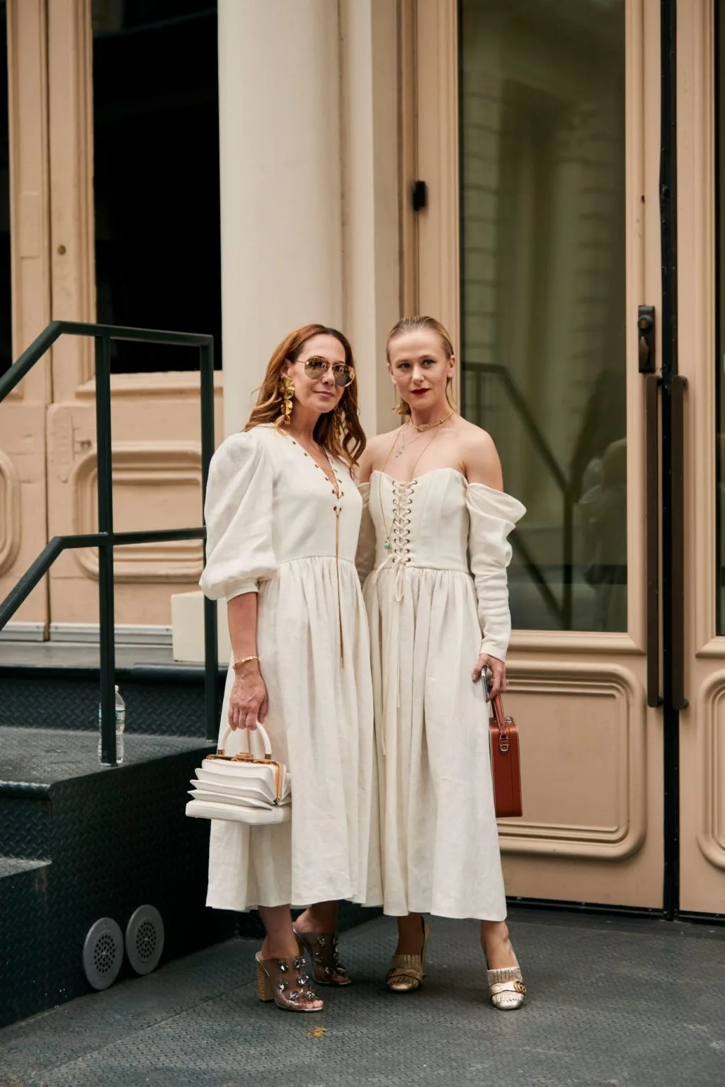 hai fashionista diện đầm trắng và giày cao gót