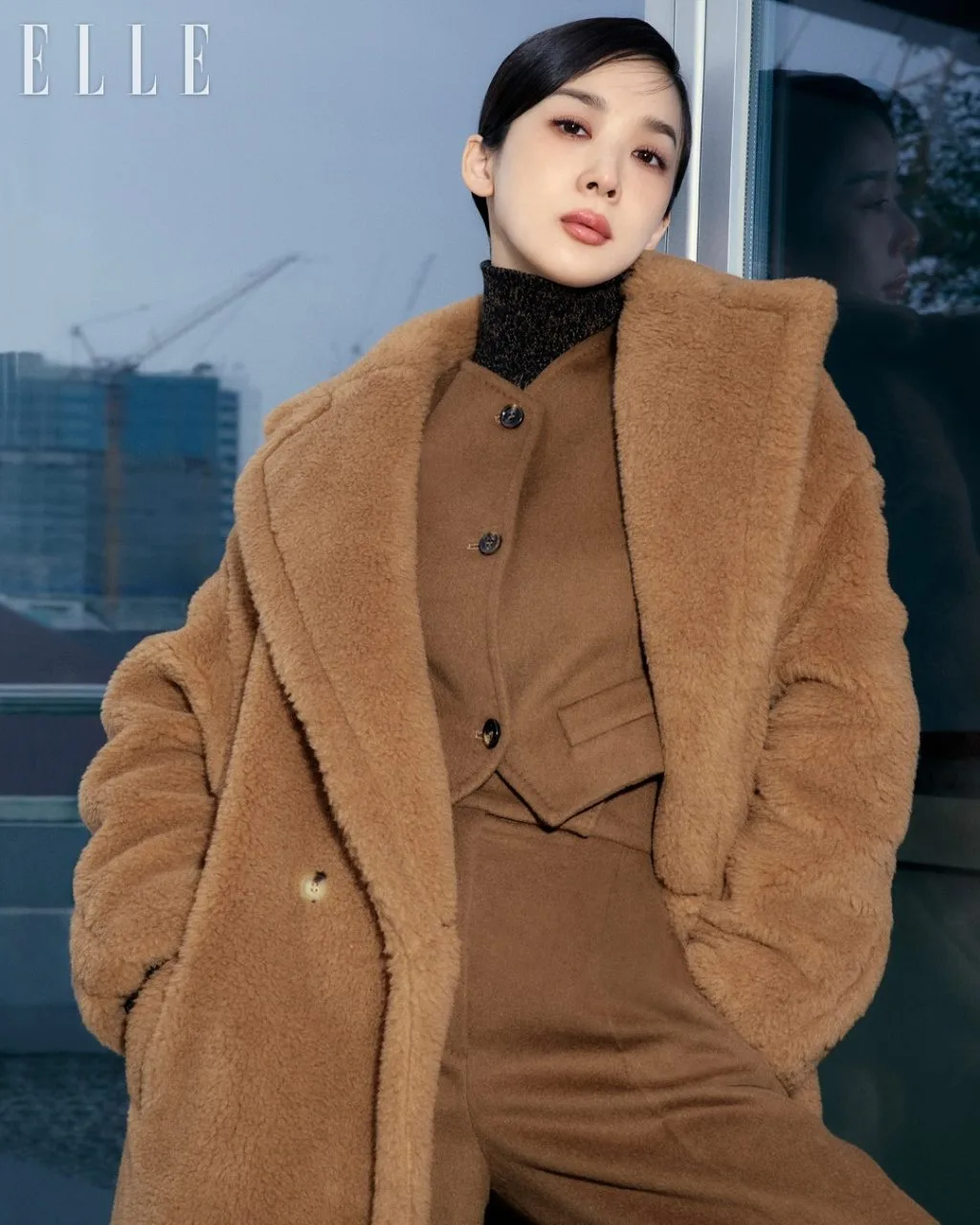 Mùa đông không chỉ là những gam trầm, mà còn là thời điểm để nâu mocha lên ngôi.