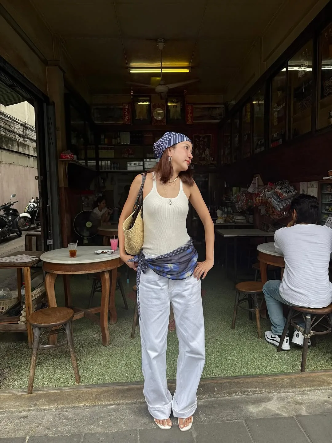 vanmalinee diện áo hai dây
