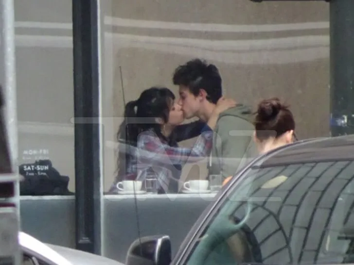 shawn và camila hôn nhau