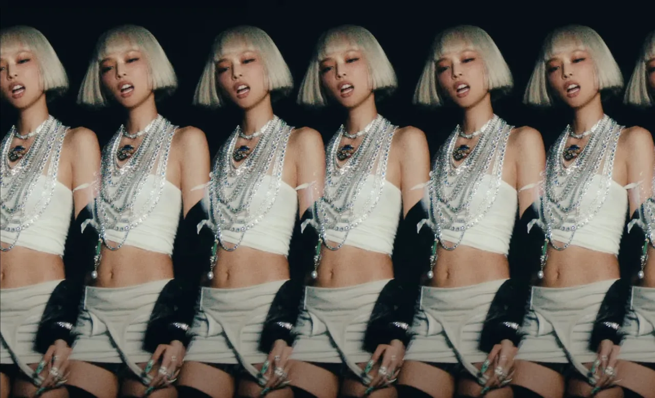 Jennie diện phụ kiện ánh bạc trong MV zen