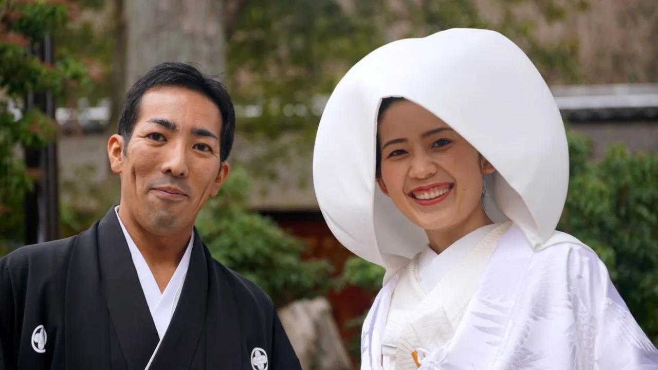 cô dâu đội mũ Tsunokakushi trong một đám cưới truyền thống ở Nhật Bản
